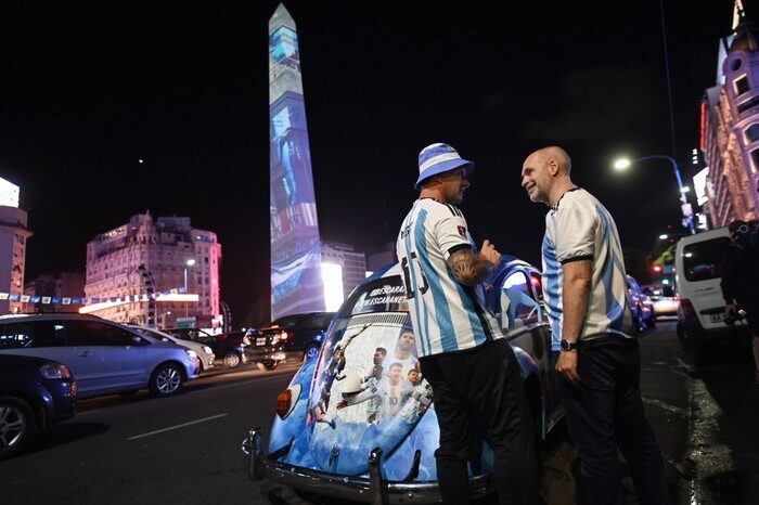 Rodríguez Larreta se sumó al banderazo organizado por vecinos en el Obelisco en la previa de la final del Mundial