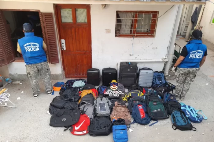 Allanamientos permitieron el secuestro de una gran cantidad de elementos, entre ellos inhibidores y un arma de fuego
