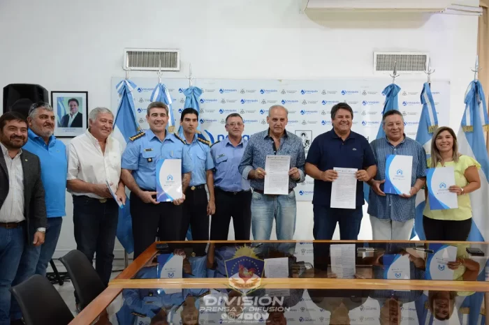 Firma de convenio entre Policía y el municipio de Neuquén para loteos policiales