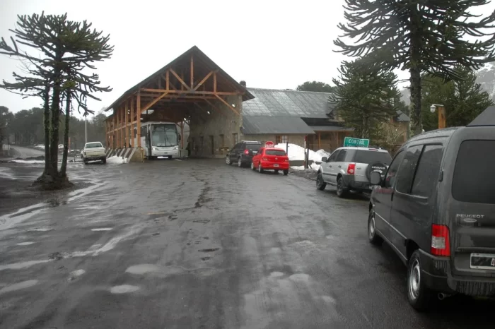 Largas esperas en paso Mamuil Malal marcan Semana Santa en la zona: cierre a las 17 hrs. es todo un problema