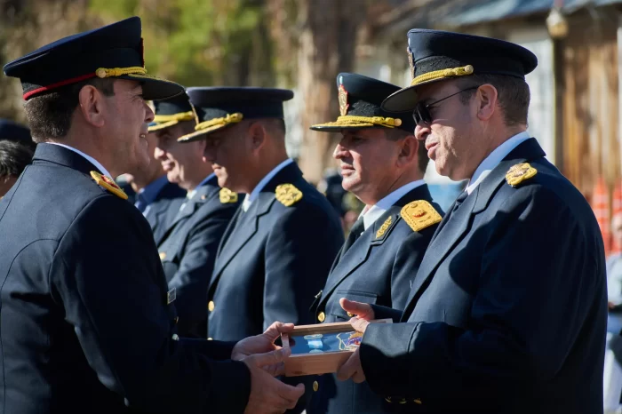 Distinguen a policías por los 25 años de servicio