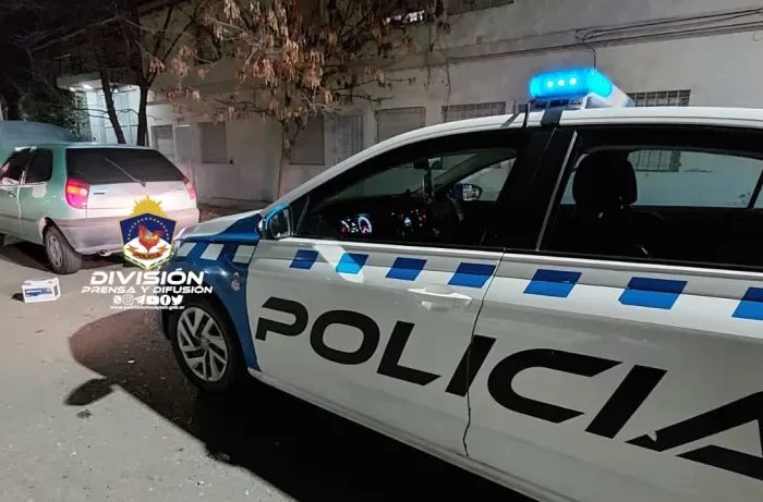 In Fraganti: personal de la Comisaría 2° logró demorar a un joven en el momento de robar una batería de un automóvil