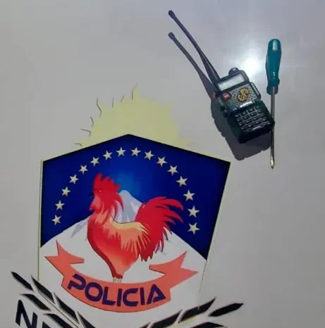 Un hombre demorado con un inhibidor en su poder