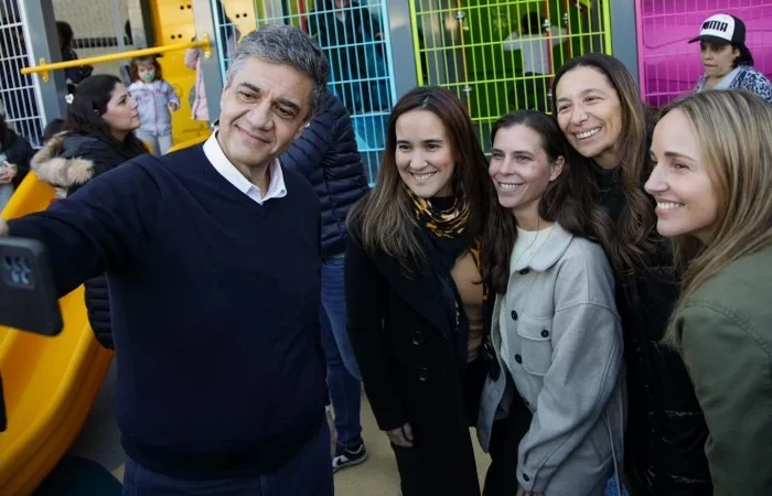 Jorge Macri y Clara Muzzio visitaron el nuevo patio de juegos de la Plaza de los Colegiales