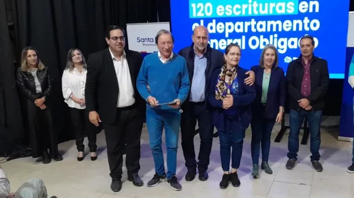 Perotti y Vallejos entregaron 60 títulos de propiedad a vecinos de Reconquista que tienen viviendas sociales