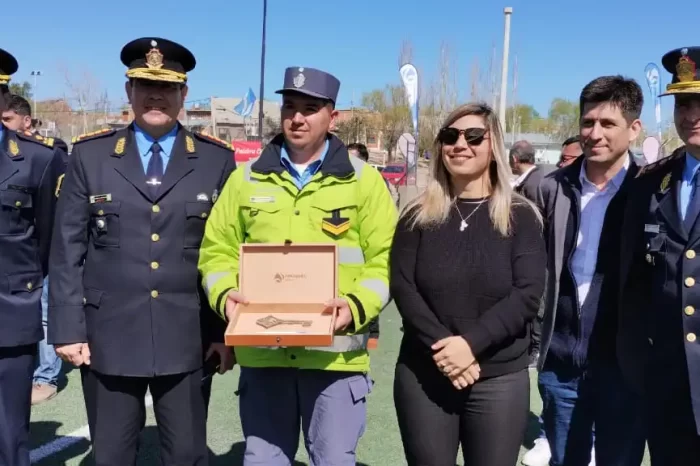 Por un acto de arrojo entregan la “llave de la ciudad” a efectivo de la Policía del Neuquén