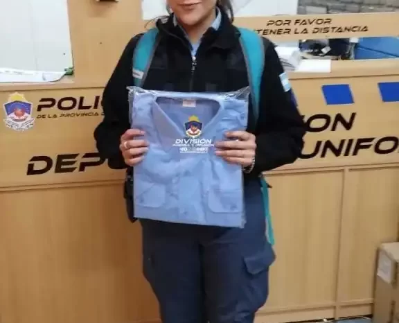 Continúa la entrega de uniformes para el personal policial
