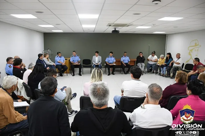 La Cúpula Policial y representantes del Gobierno de la provincia, se reunieron con  vecinalistas de la capital neuquina