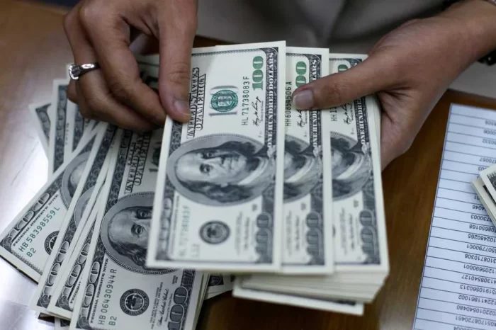 El dólar blue cerró en $1.070 y la devaluación del oficial acortó la brecha