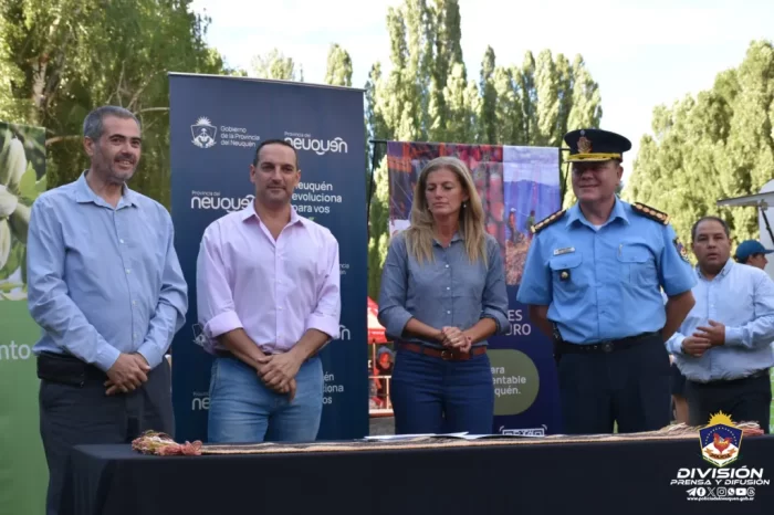 Firma de convenio entre Funcionarios de Gobierno y Jefe de la Policía del Neuquén