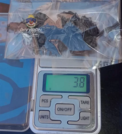 Centenario: Allanamientos positivos, con varios demorados, secuestros de armas y droga.