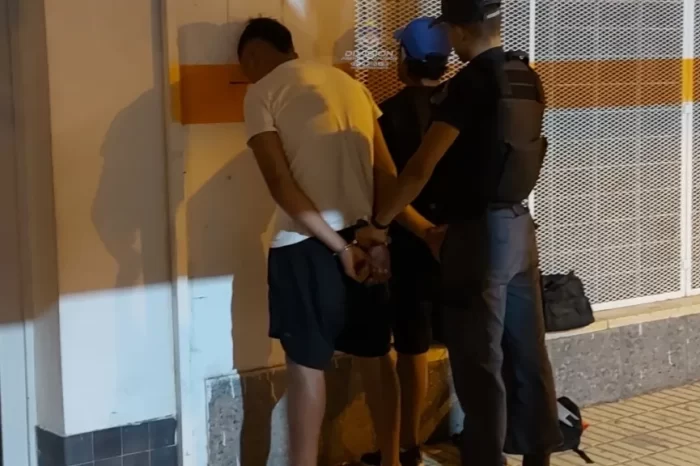 Dos demorados por presunto robo de elementos de natación