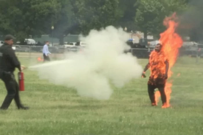 Murió el piloto estadounidense que se había prendido fuego en Washington