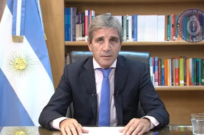 Caputo adelantó que en marzo va a haber una “recomposición de aproximadamente 30%” y un bono para jubilados