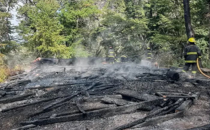 San Martín de los Andes: murió uno de los heridos por el incendio e investigan un homicidio