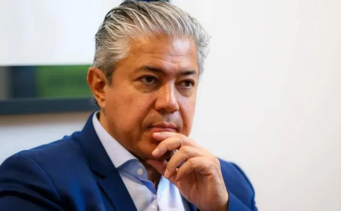 Los ingresos complican a Rolando Figueroa ante la mesa paritaria