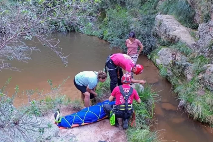 Una joven está grave tras caerse al vacío 30 metros desde un puente colgante en Córdoba