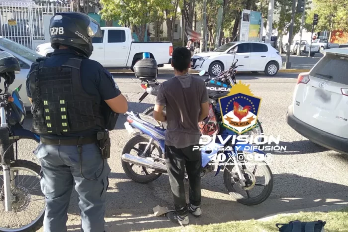 Circulaba en una motocicleta robada y fue demorado