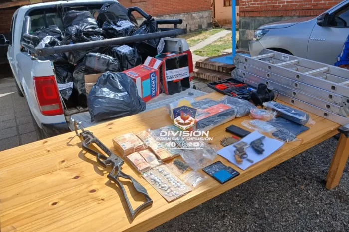 San Martín de los Andes: Tres personas demoradas, secuestro de armas y drogas en allanamientos