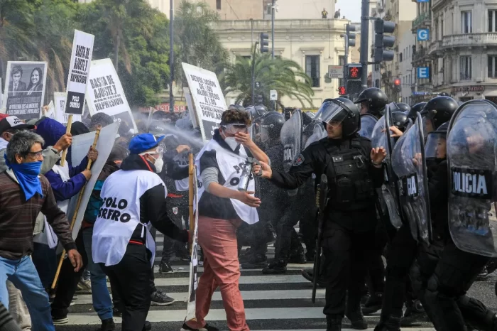Caos de tránsito, tensión y detenidos por una protesta en la 9 de Julio