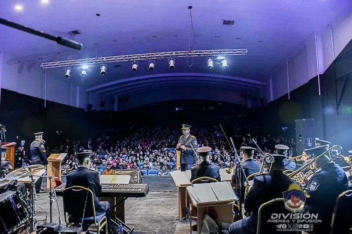 La Banda de Música de la Policía del Neuquén brindo un espectacular recital en el Cine Teatro Español