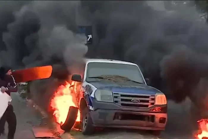 Deliveries incendian cinco vehículos, entre ellos un móvil, para protestar por el asesinato de un repartidor
