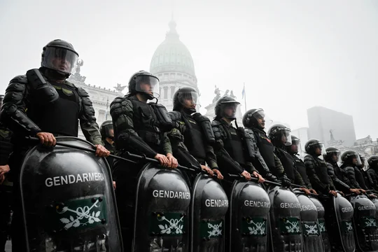 Tensión en el Congreso entre fuerzas federales y manifestantes: dos diputados peronistas fueron asistidos