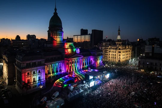 Se celebra el Día Internacional del Orgullo conmemorando a las personas LGBTIQ+