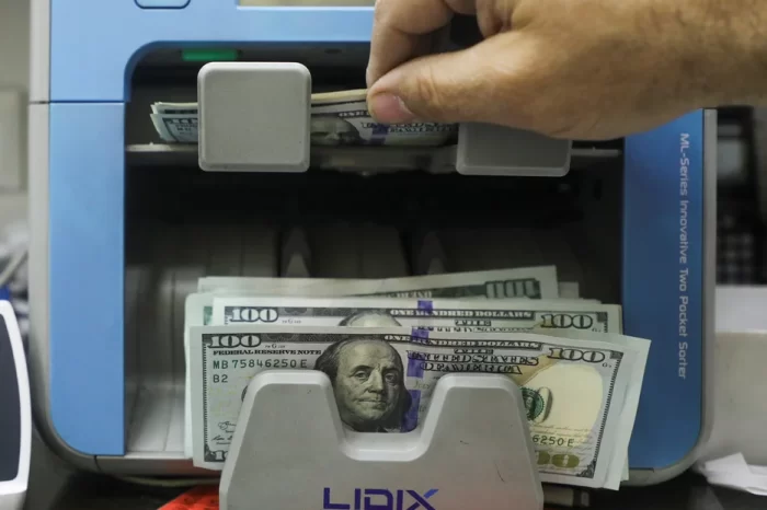 El dólar blue pegó otro salto y Caputo debió salir a negar una depreciación del peso