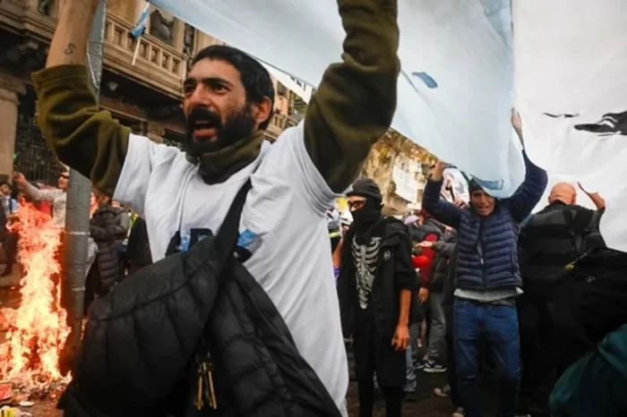 Organizaciones llaman a una autoconvocatoria por la “libertad inmediata” de los detenidos durante la votación de la Ley Bases