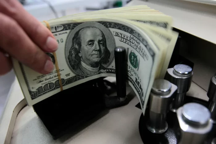 El dólar blue volvió a subir, rompió su propio récord y la brecha pasó el 50%