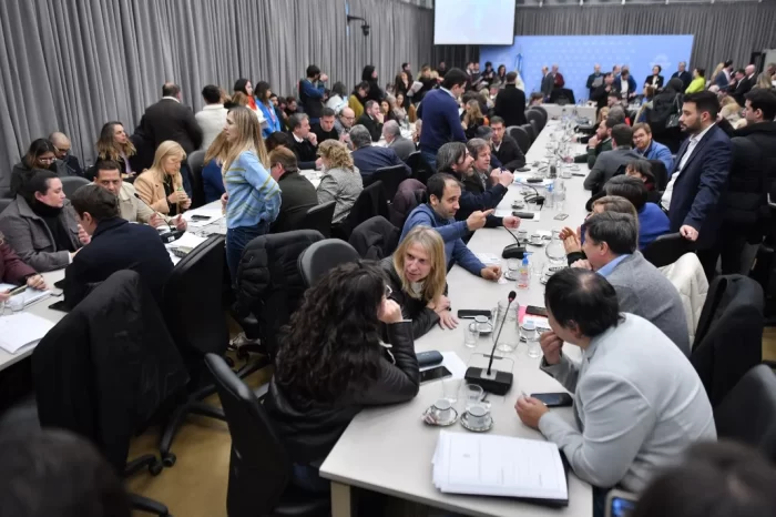 Ley Bases: oficialismo y dialoguistas firmaron en Diputados dictamen de mayoría y se votará el jueves