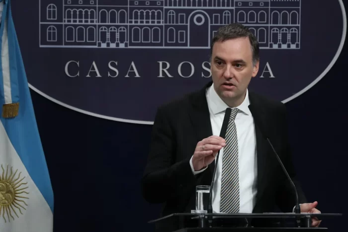 Continúa el mal humor en los mercados: sube el dólar y caen los bonos