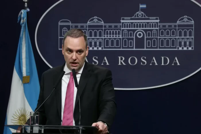 El Gobierno cuestionó el uso del despacho presidencial por parte de Alberto Fernández, pero rechazó quitarle su jubilación de privilegio