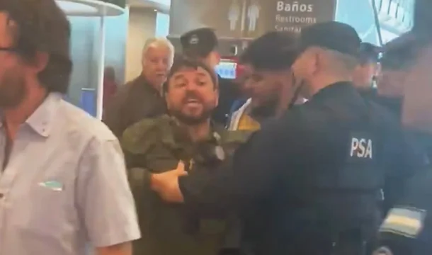 Juan Grabois fue escrachado en el Aeropuerto de Ezeiza y reaccionó: "¿A quién le robé?"