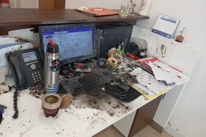 Así quedó la oficina donde explotó el paquete sospechoso enviado a Pino en La Rural
