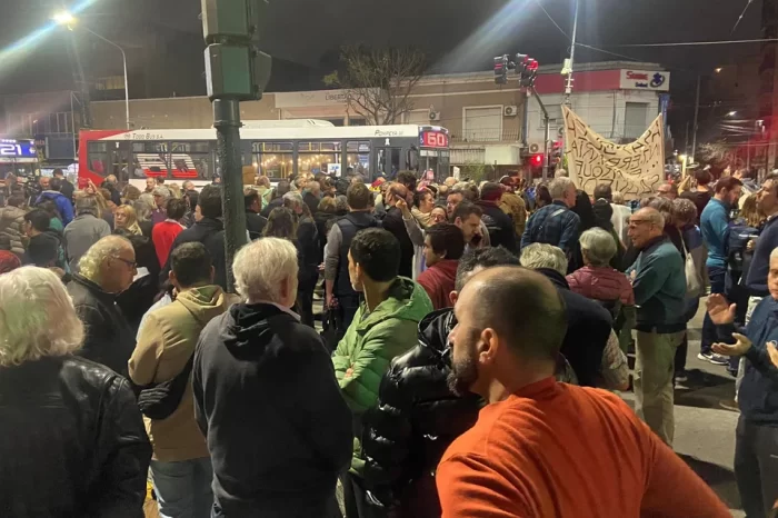 Jubilados se manifiestan en Olivos en contra del asado a los "héroes"