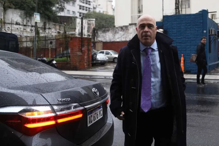 Senador libertario explica para qué tiene más de 15 asesores: "Quiero ser gobernador"