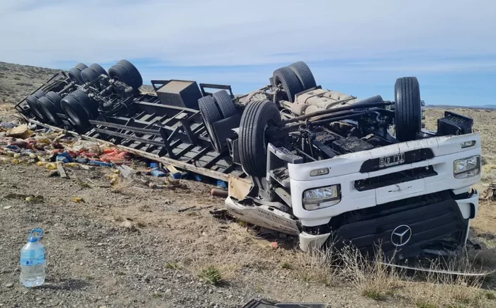 Grave choque frontal y vuelco de un camionero en la zona de Collón Cura