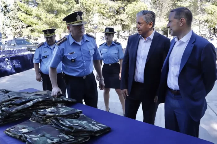 Inversión para mayor seguridad: Figueroa entregó camionetas blindadas y equipamiento a la Policía del Neuquén