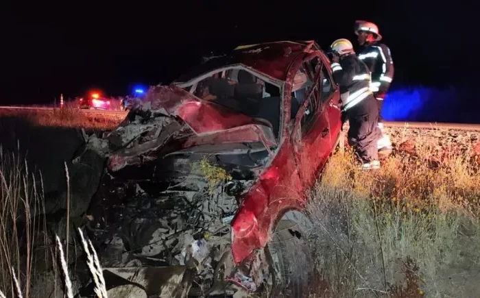 Ruta 40: dos jóvenes volcaron cuando volvían de una fiesta y están graves