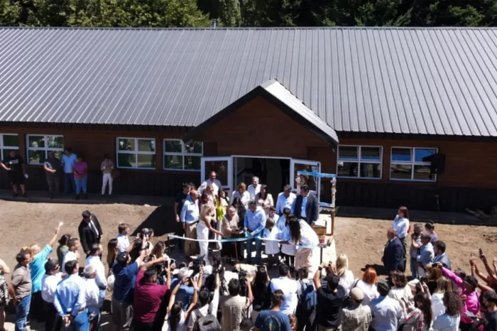 Dos escuelas en un día: el gobernador inauguró la escuela 116 de Lolog