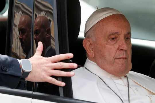 El papa Francisco sufrió un "empeoramiento repentino" y debió ser asistido con ventilación mecánica