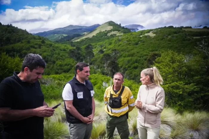 Refuerzan el operativo para combatir el incendio en Valle Magdalena, " reunión del Comité de Emergencias evaluando los pasos a seguir" (video)