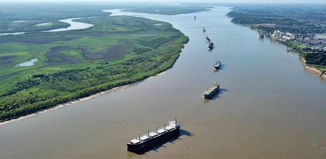 Hidrovía: el gobierno no hará obras en los puertos ribereños pero cambiará la ley de cabotaje para favorecerlos