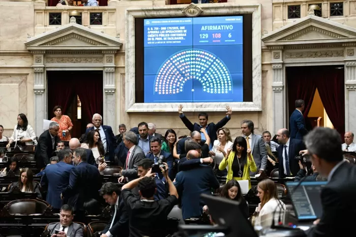 Última encuesta: datos adversos para el Gobierno después de que Diputados aprobara el DNU de Javier Milei