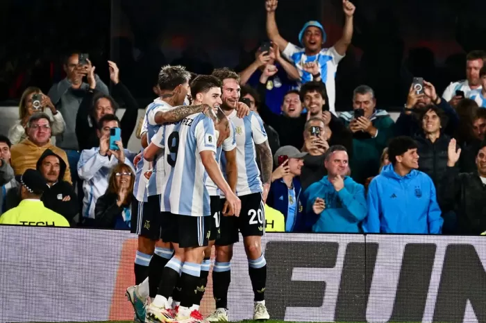 La Selección argentina habla adentro de la cancha: clasificación al Mundial y baile histórico a Brasil