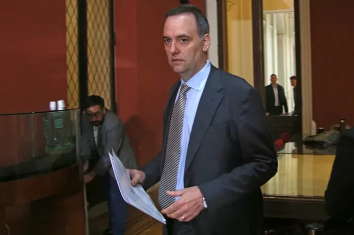Por “aprovechamiento inaceptable de su función”, piden la renuncia de Manuel Adorni ante su candidatura