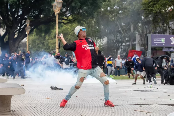 Patricia Bullrich prohibió el ingreso a estadios a 26 barras detenidos en la marcha de jubilados