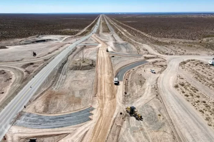 Ejecutan la vinculación de la ruta 67 con el Parque Industrial de Centenario